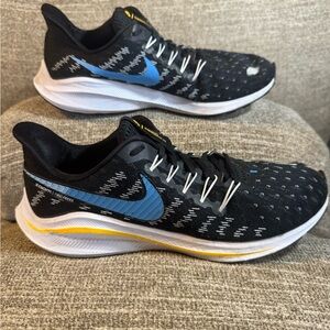 Nike Air Zoom Vomero 14 running shoes in a black, blue, and white Size 9.5